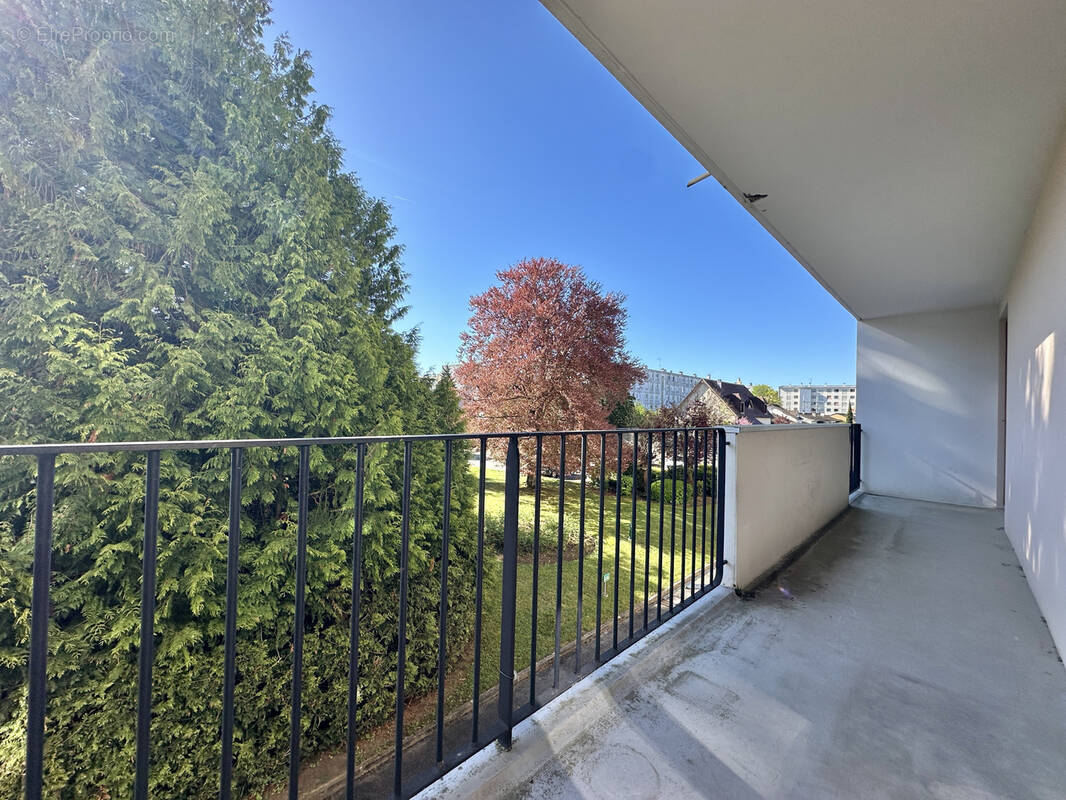 Appartement à LES CLAYES-SOUS-BOIS