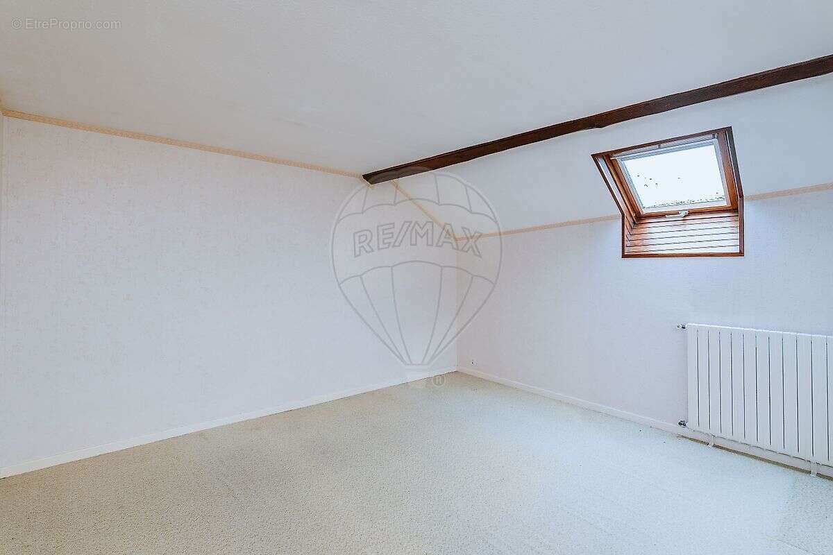 Maison à CREUZIER-LE-VIEUX