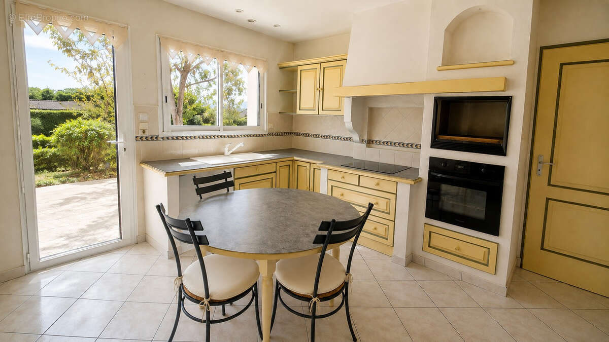 Maison de 152m2 hab avec terrain 1250 M2  sans vis à vis dans quartier calme LA ROCHE SUR YON - photo 3