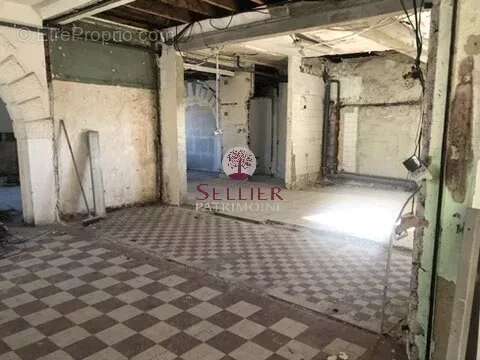 Commerce à EMERAINVILLE