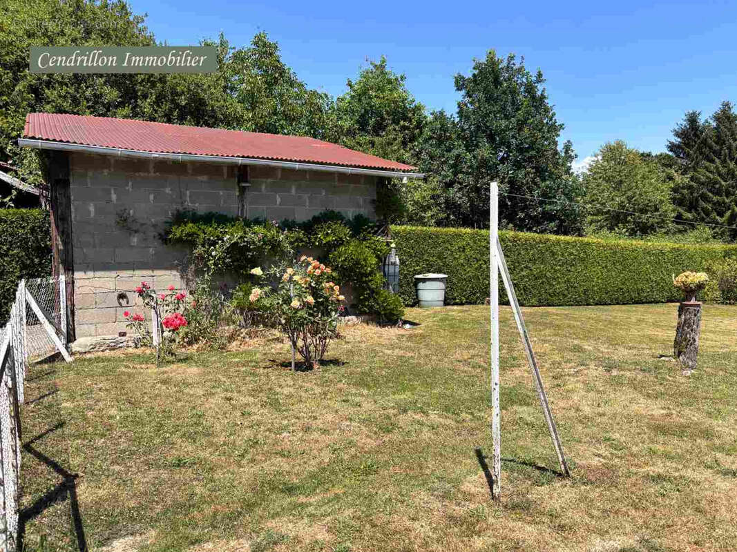 Tout petit prix ! Maison indépendante à rénover offrant un jardin, une dépendance et un emplacement privilégié - photo 26