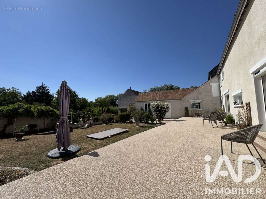 Maison 234 m² à Dordives  - photo 4