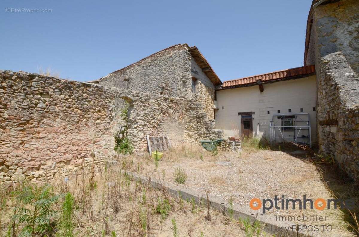  Charmante maison en pierre de 1780 pleine de caractère – Saint-Laurent-de-Céris (16)  - photo 27
