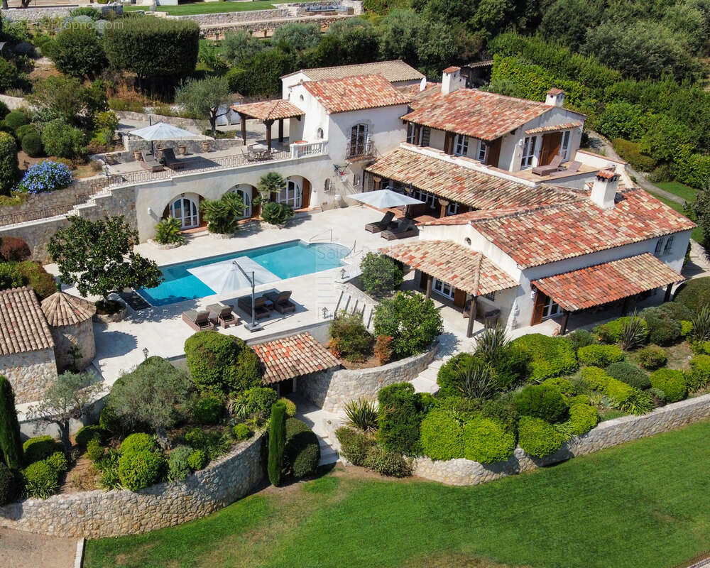 Superbe propriété - 437m2 - Domaine fermé - photo 3