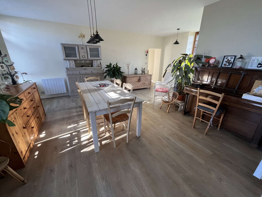ref 100840 proche MONTREUIL BELLAY MAISON DE 200 M2 en parfait état ,  4 chambres sur terrain de 2640 m2 - photo 23