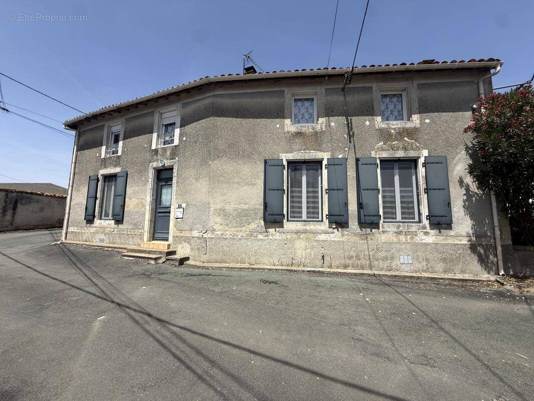 Maison à CHEF-BOUTONNE