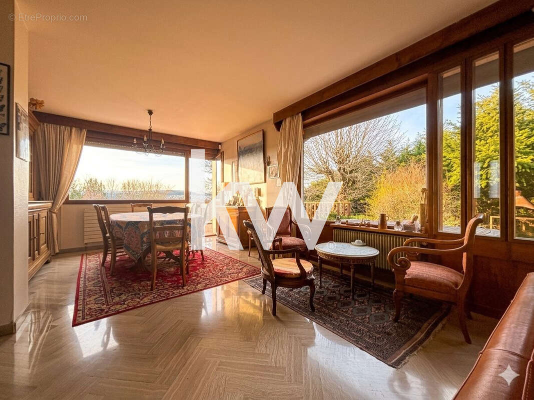 Maison 230 m² à Roche-La-Moliere  - photo 2
