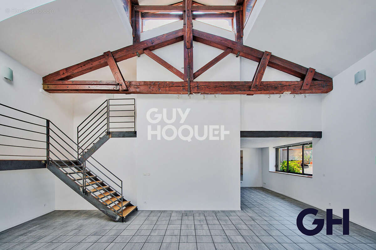 Loft - Sathonay Camp 210 m² - photo 2
