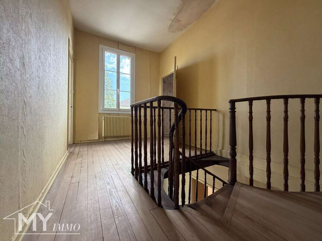 ST PEY DE CASTETS : Ensemble immobilier avec commerce et dépendances - photo 7