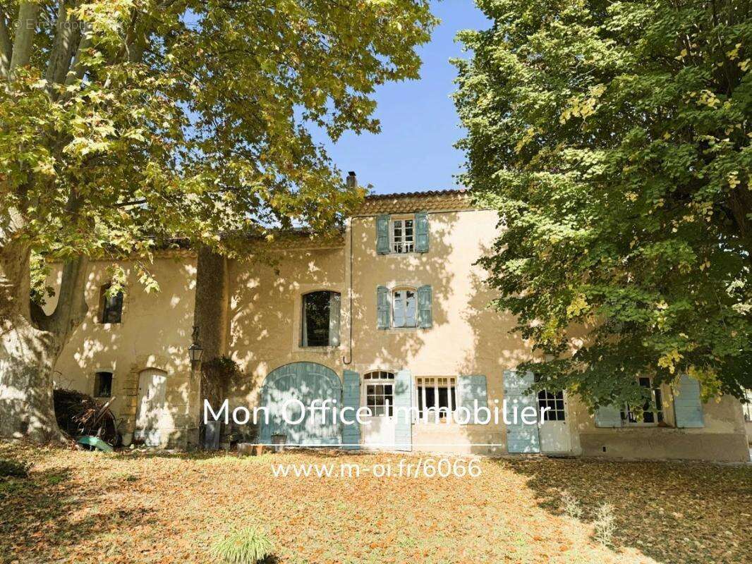 Référence : 6066-ANC - Bastide familiale avec dépendances et grand terrain à pied de La Tour d'Aigues - photo 4