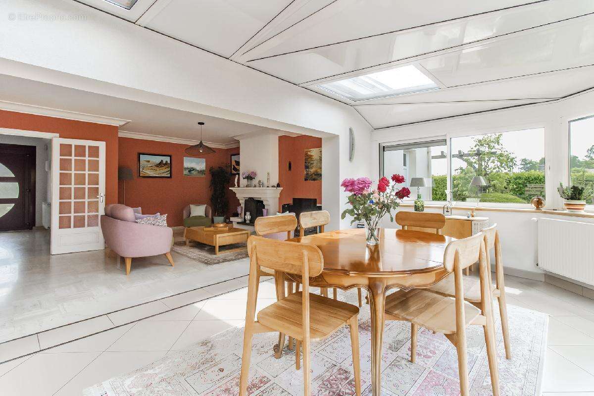 Maison traditionnelle, de 125 m² (potentiel de 150 m²) 4 chambres, bureau, sur terrain de 1923 m² magnifiquement arboré - photo 4