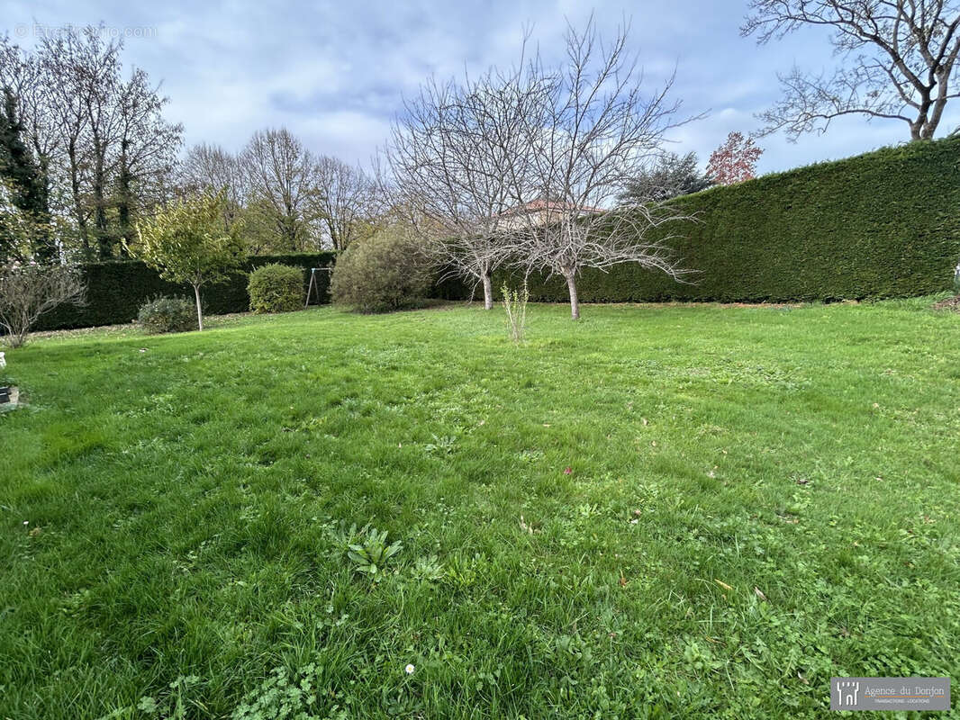 Maison à SAINT-GENIS-DE-SAINTONGE