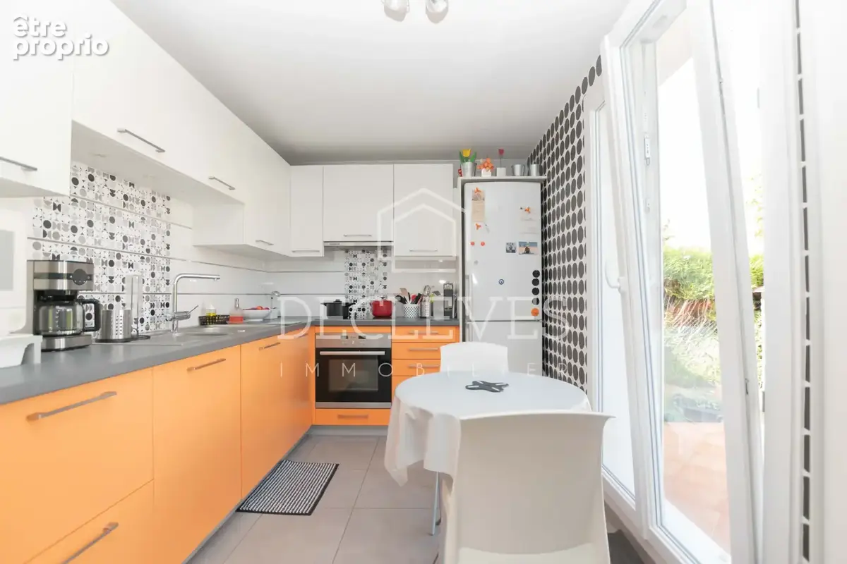 ORGEVAL — PLEIN CENTRE-VILLE - Maison avec jardin de 260 m2 - photo 8