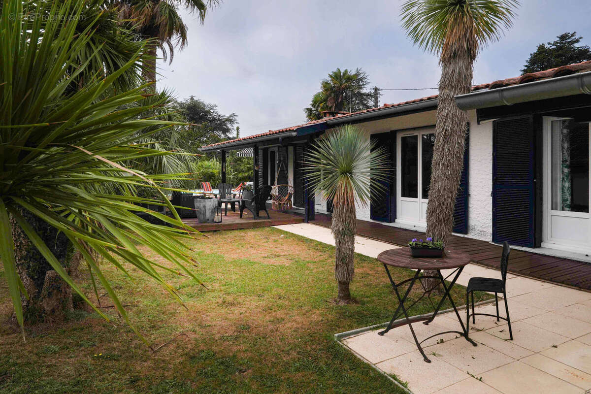 Derrière son portail se cache une belle surprise… Une villa de plain-pied entièrement rénovée, tournée vers un jardin paysager e - photo 2
