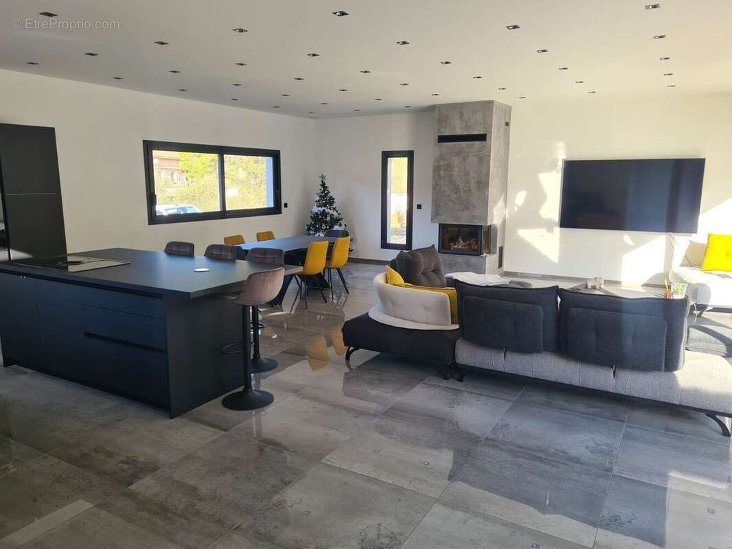 Maison à SAINT-JULIEN-LES-ROSIERS