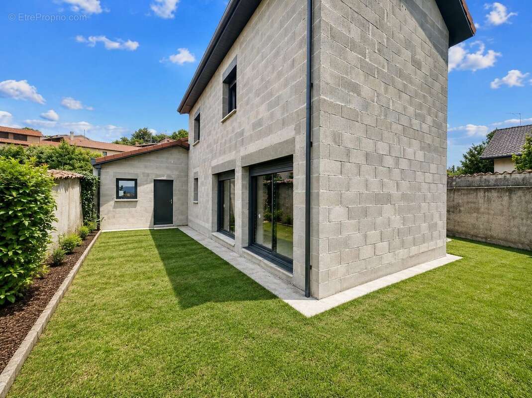 Maison à MONTLUEL