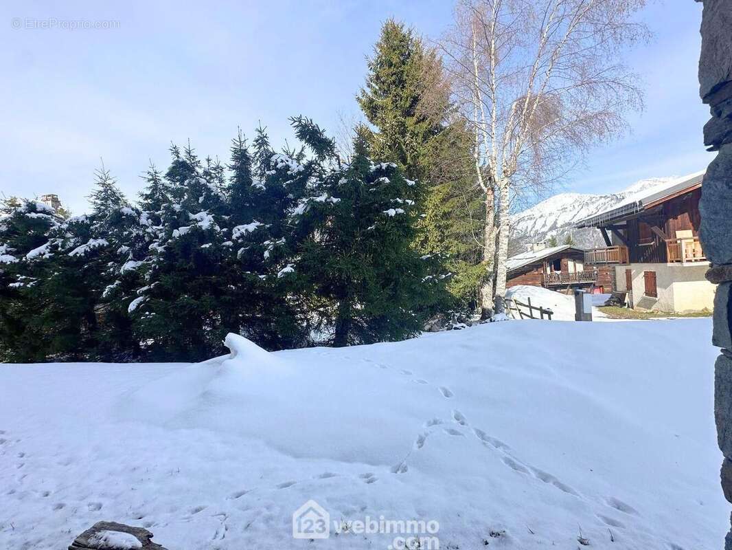 La baie vitrée prolonge l?espace de vie vers l?extérieur, et s?ouvre sur un espace privatif à usage exclusif aménageable en terrasse bois. - Appartement à CREST-VOLAND