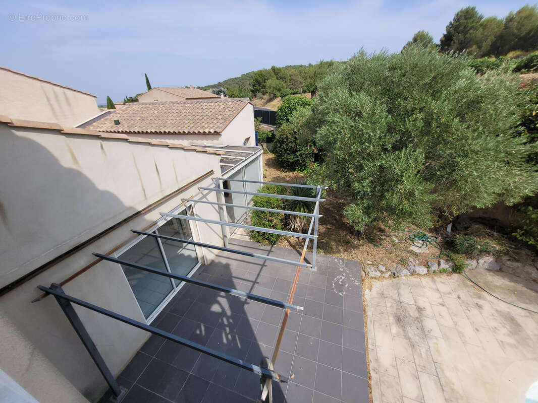  FLEURY Villa de type V d'une SH 152 m2 sur 3 faces sur un terrain de 619 m2 avec piscine. - photo 19