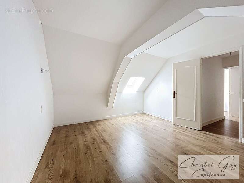 MONTVAL SUR LOIR (72500)centre ville, maison plain-pied à vendre T4 avec garage sur parcelle de 315 m² - photo 5