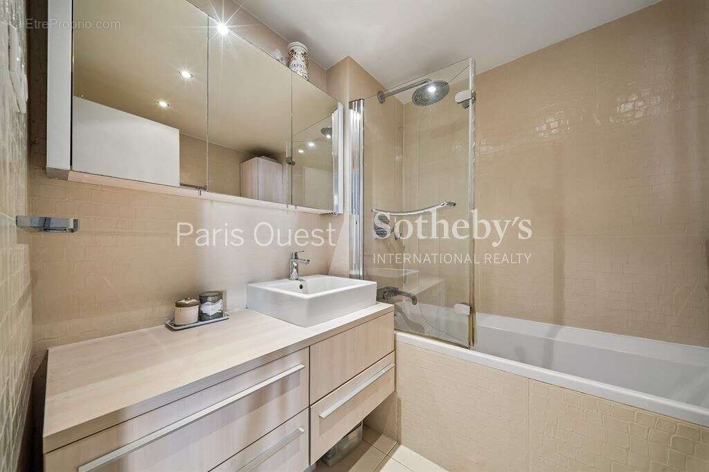 Appartement à NEUILLY-SUR-SEINE