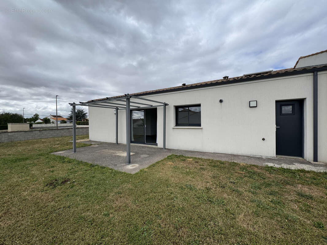 Maison de plain-pied 2018 à vendre à NIORT secteur Paul Guérin   3 chambres + garage - photo 3