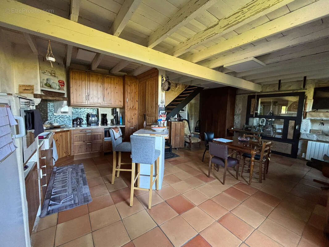 Charmante maison en pierre de 115 m2 avec grange, carport et jardin clos ! - photo 5