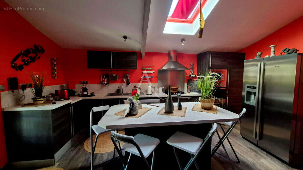 Ensemble immobilier composé de deux maisons sur terrain clos. - photo 10