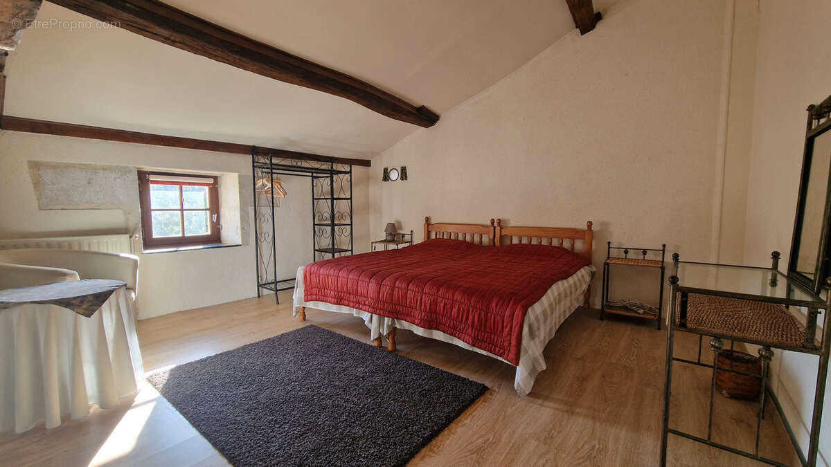 Maison à VILLEBOIS-LAVALETTE