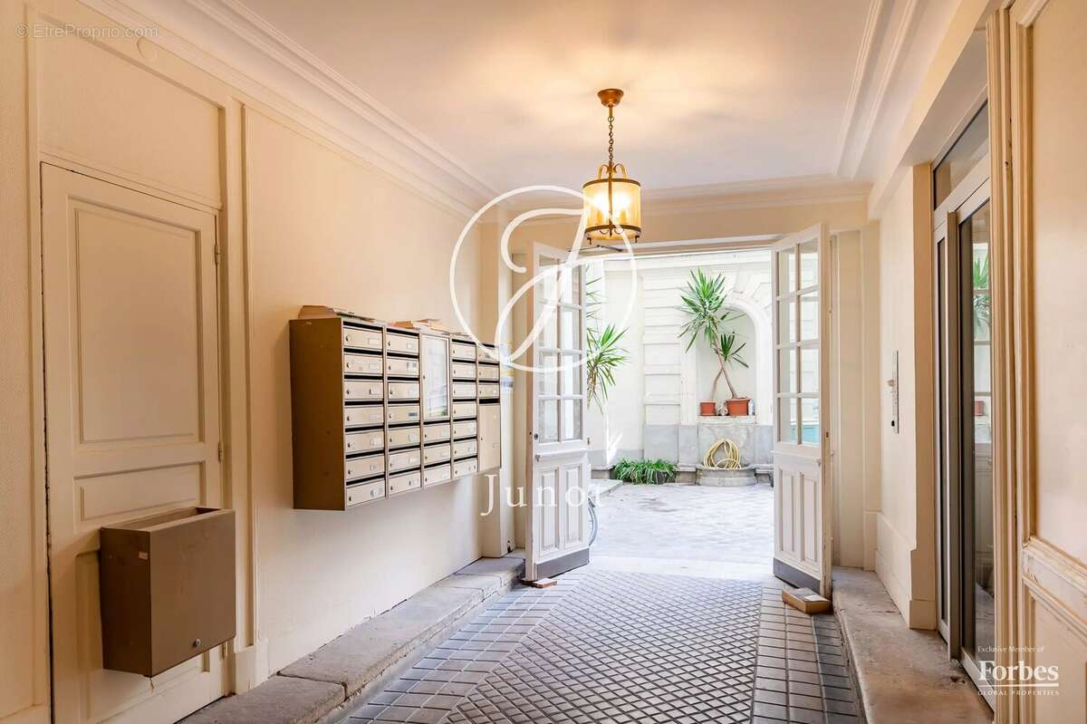 Paris 9e - BLANCHE - Appartement - 3 pièces - 70,06m² Carrez - 69,63m² au sol - 1 chambre - 1 bureau -  Balcon filant - photo 16