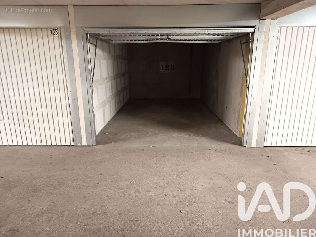 Photo 2 - Parking à MONTREUIL