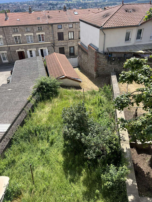 Parking à SAINT-GENEST-LERPT