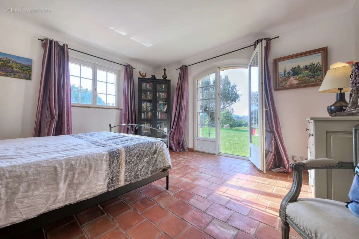 Villa de 200 m2 environ avec grand terrain de 2200 m2 et piscine cogolin - photo 13