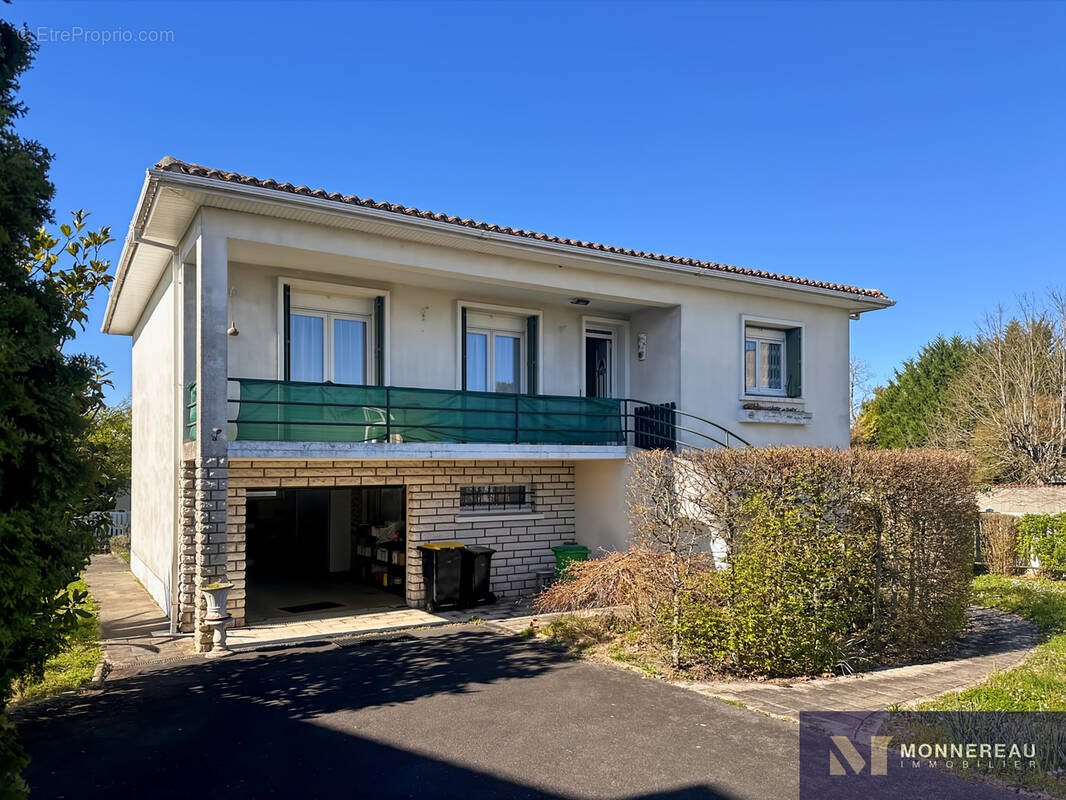 Maison à BARBEZIEUX-SAINT-HILAIRE