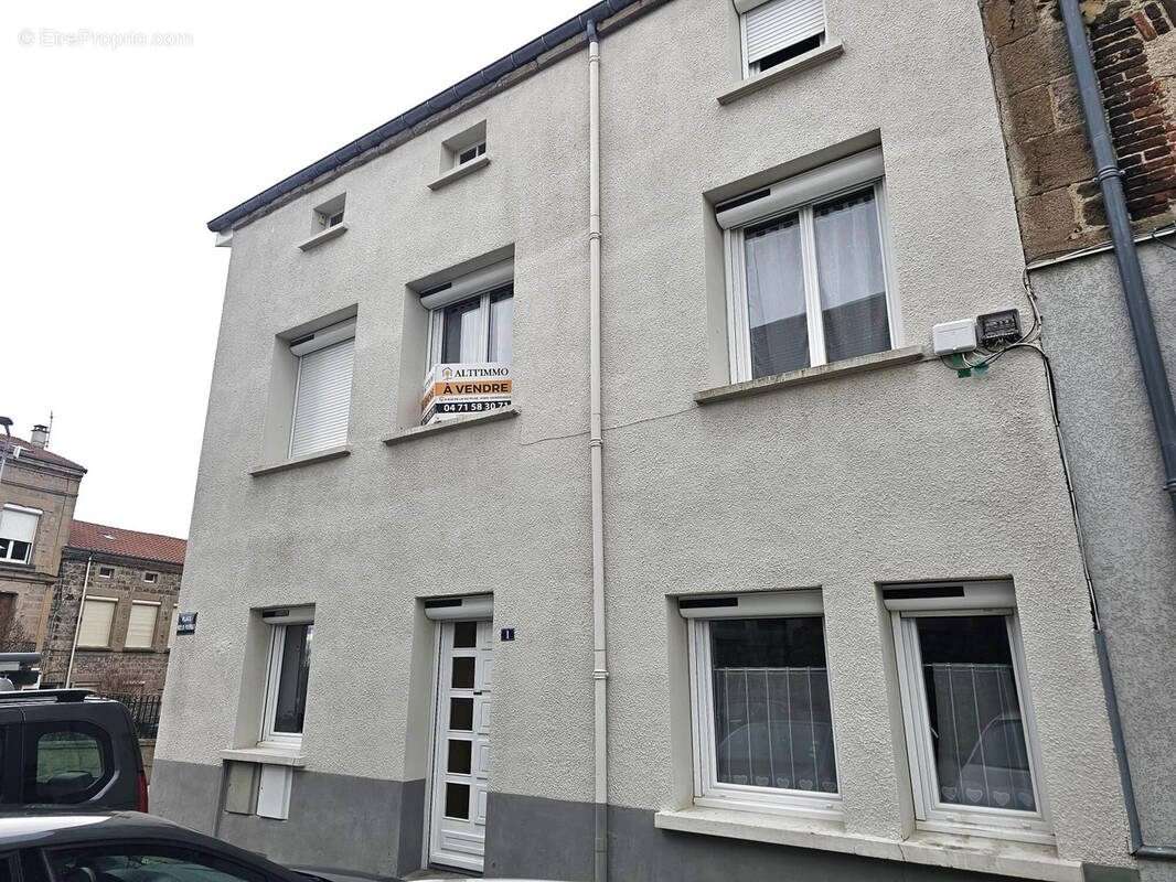 Maison à SAINT-JUST-MALMONT
