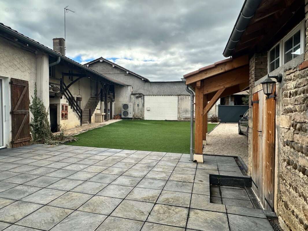 Maison à MOGNENEINS