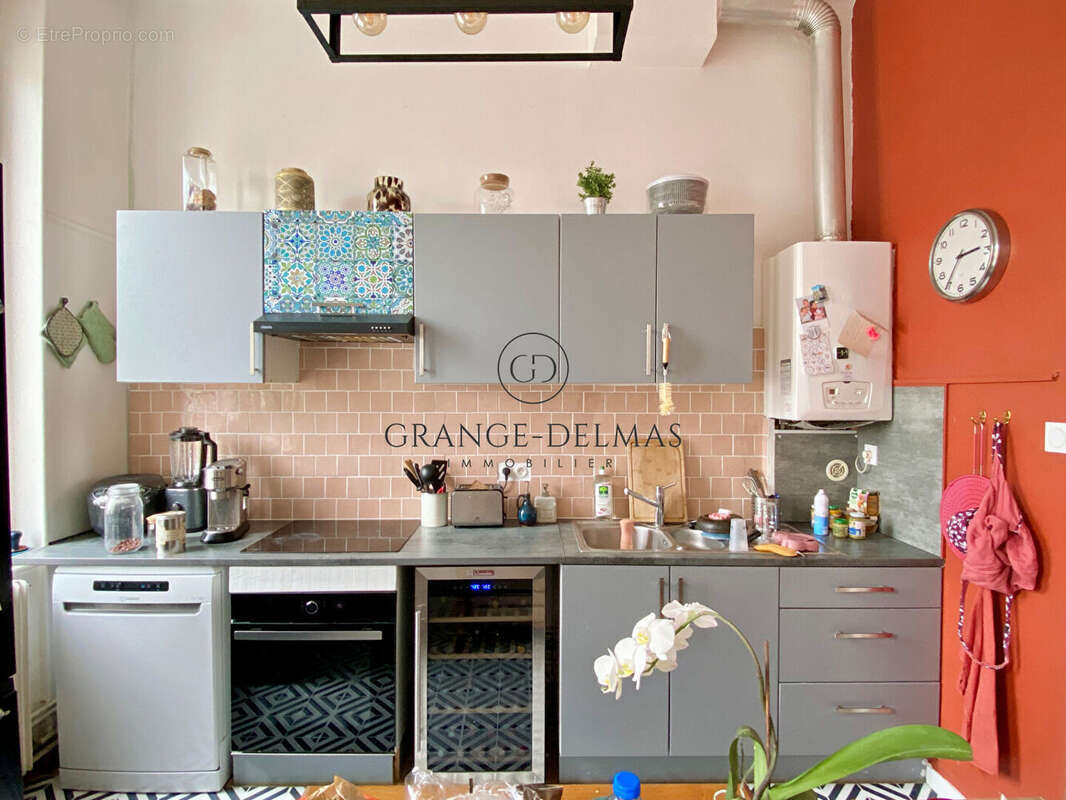 Appartement 1er étage - immeuble pierre - SAINT SEURIN - photo 5