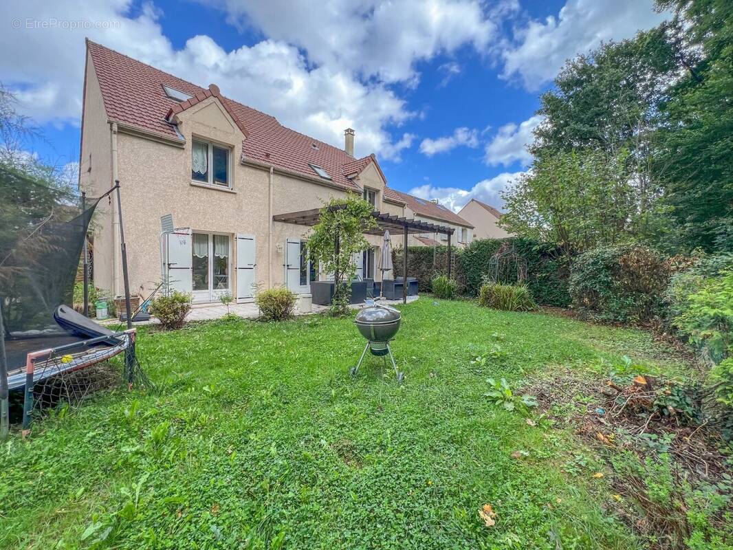 Maison à LE MESNIL-SAINT-DENIS