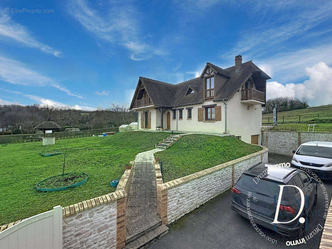 Maison sur sous-sol avec double garage. - Maison à CIVIERES