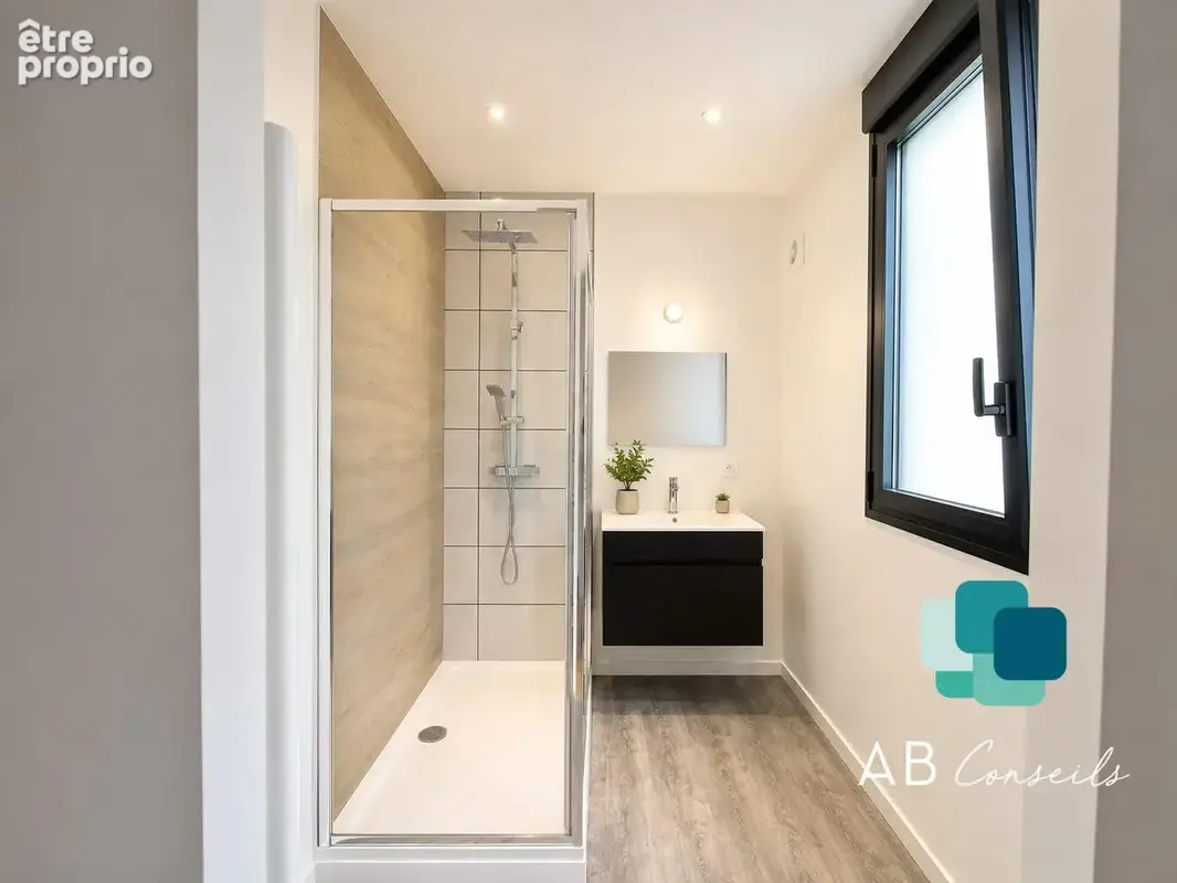 Salle de douche avec WC