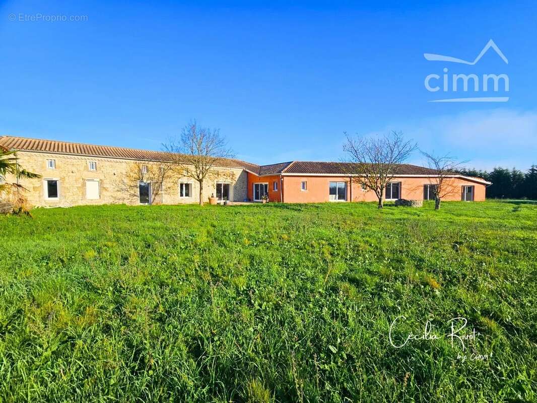 Maison à SAINT-CHRISTOLY-DE-BLAYE