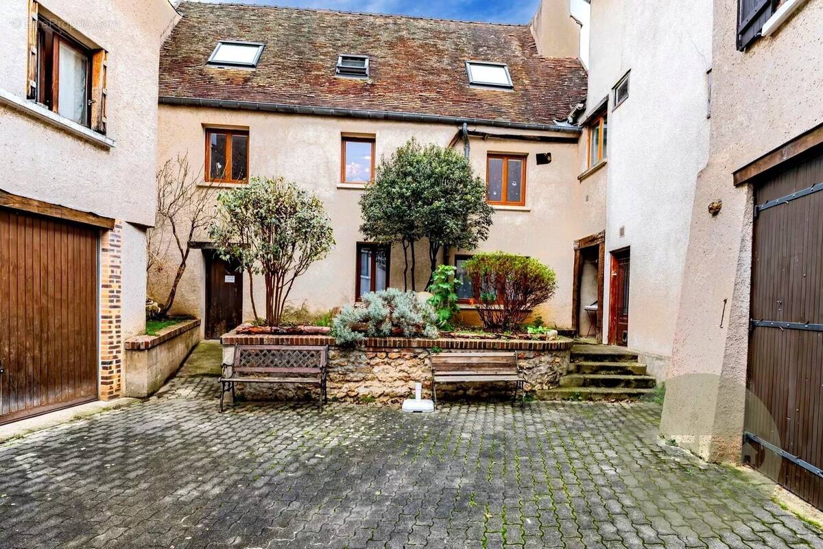 Appartement à NEAUPHLE-LE-CHATEAU