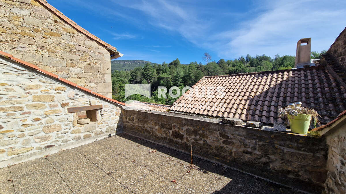 Au pied du Larzac méridional, dans superbe village, maison de village en pierre rénovée 69 m2 habitables, cave - photo 2
