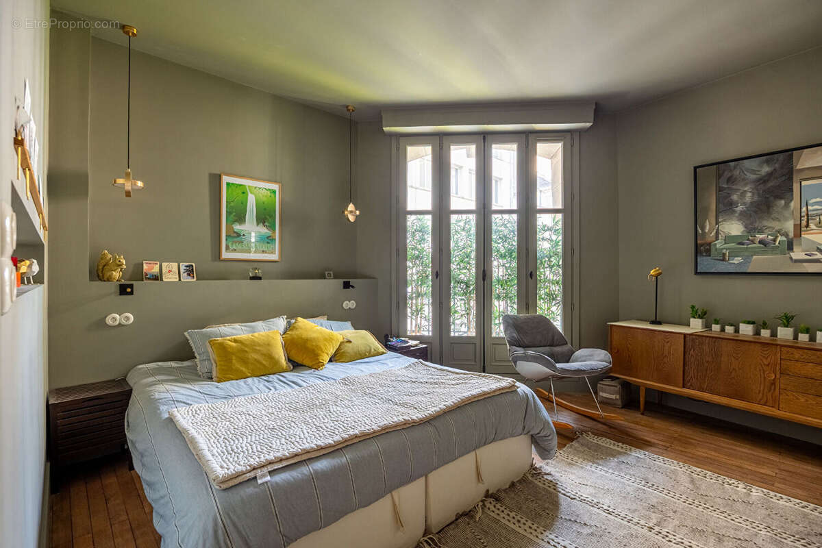Appartement de prestige 134 m² dans un immeuble de caractère avec ascenseur et parking. - photo 15