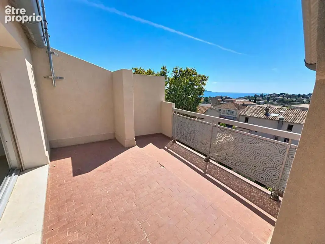 Carqueiranne coeur de ville - T3, 60 m², terrasse vue mer, 2 pkgs, au calme - photo 3