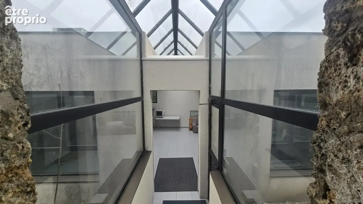 Bureaux de 120m2 divises en 2 parties sur 750m2 de terrain clos. - photo 6