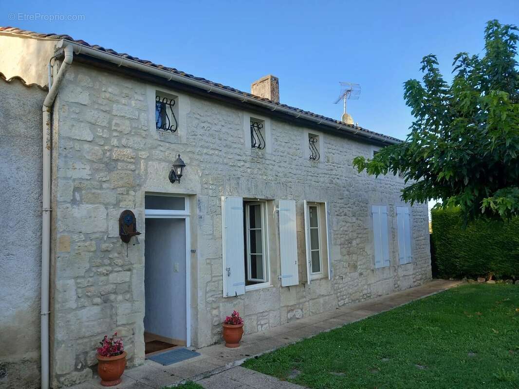 Maison à SAINT-GERMAIN-DE-LUSIGNAN