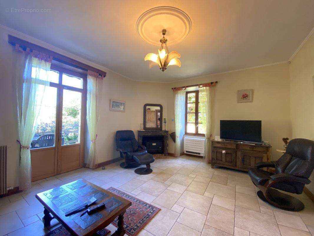 Maison à VILLEBOIS-LAVALETTE