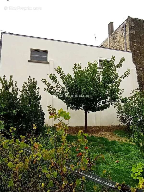 Maison à SAINT-GEORGES-DE-LONGUEPIERRE