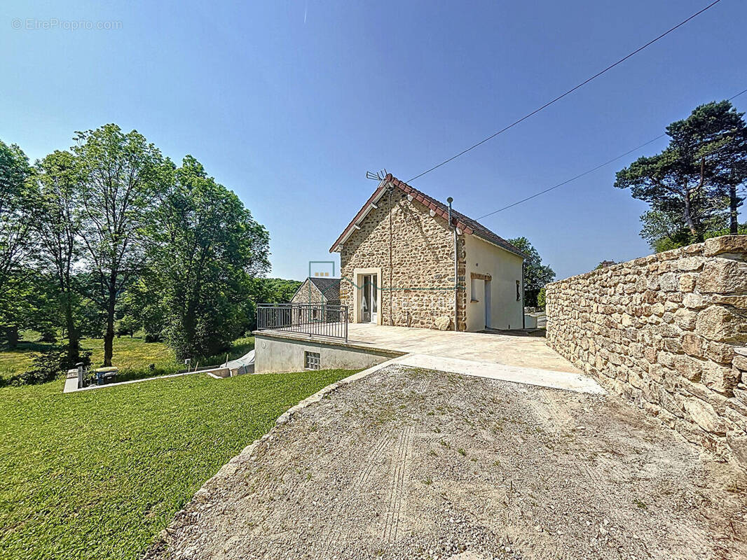 Maison à SAINT-ETIENNE-DE-FURSAC