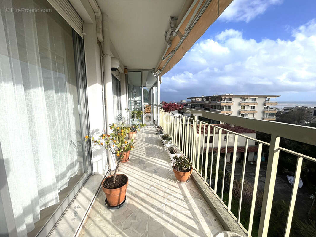 Appartement à SAINT-LAURENT-DU-VAR